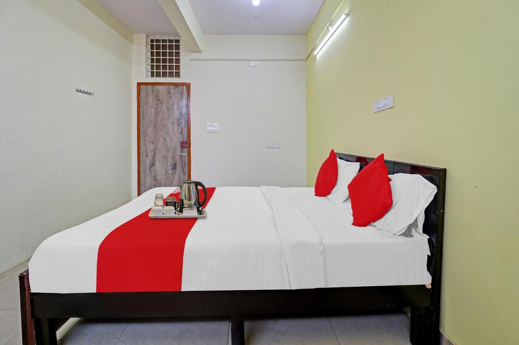 Hotel O Lakshmi Sri Deluxe Boarding & Lodgeing Kumbalgod Exterior photo