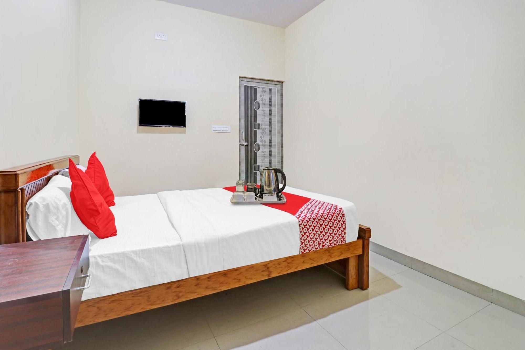 Hotel O Lakshmi Sri Deluxe Boarding & Lodgeing Kumbalgod Exterior photo