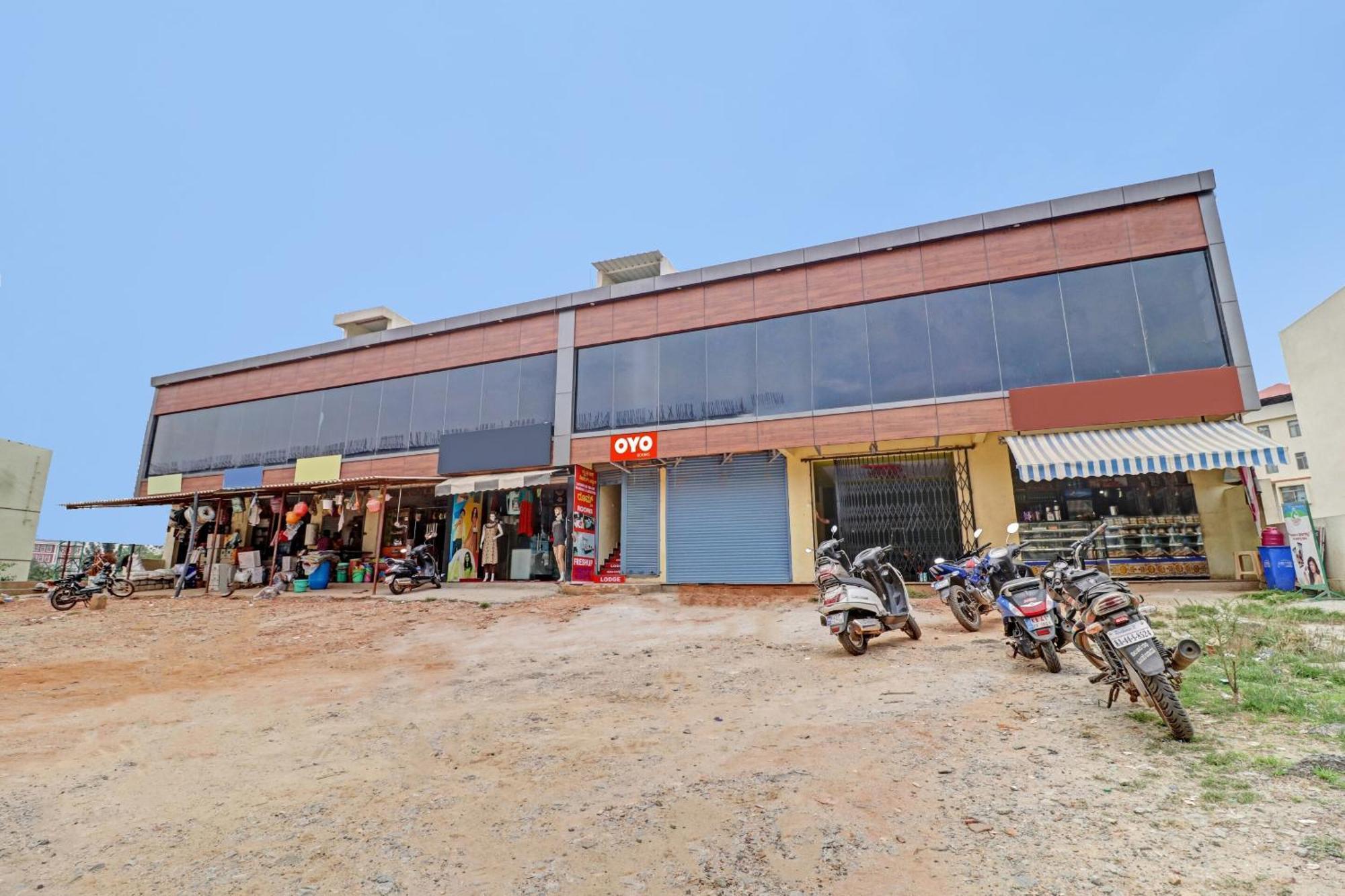 Hotel O Lakshmi Sri Deluxe Boarding & Lodgeing Kumbalgod Exterior photo