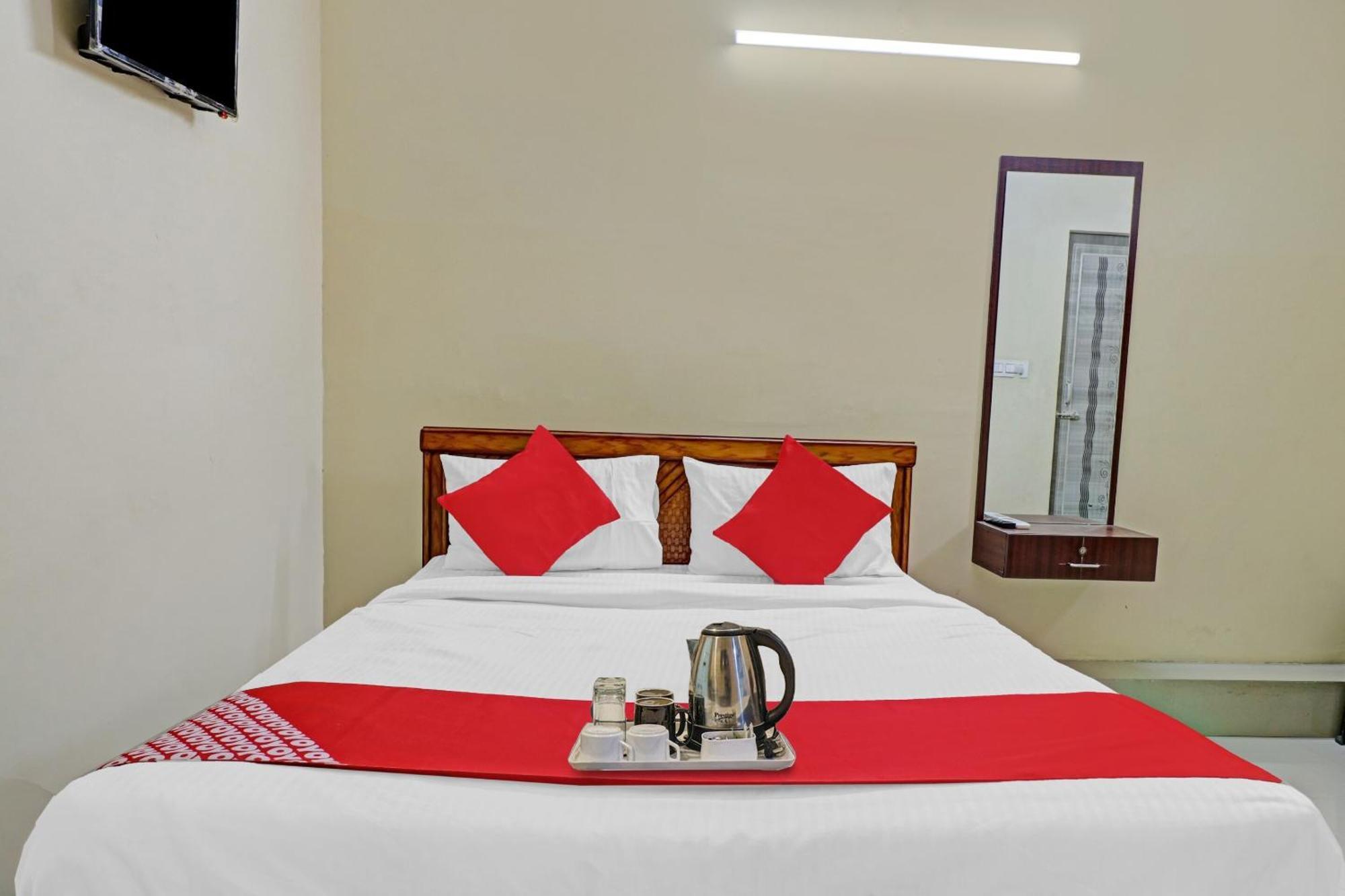 Hotel O Lakshmi Sri Deluxe Boarding & Lodgeing Kumbalgod Exterior photo
