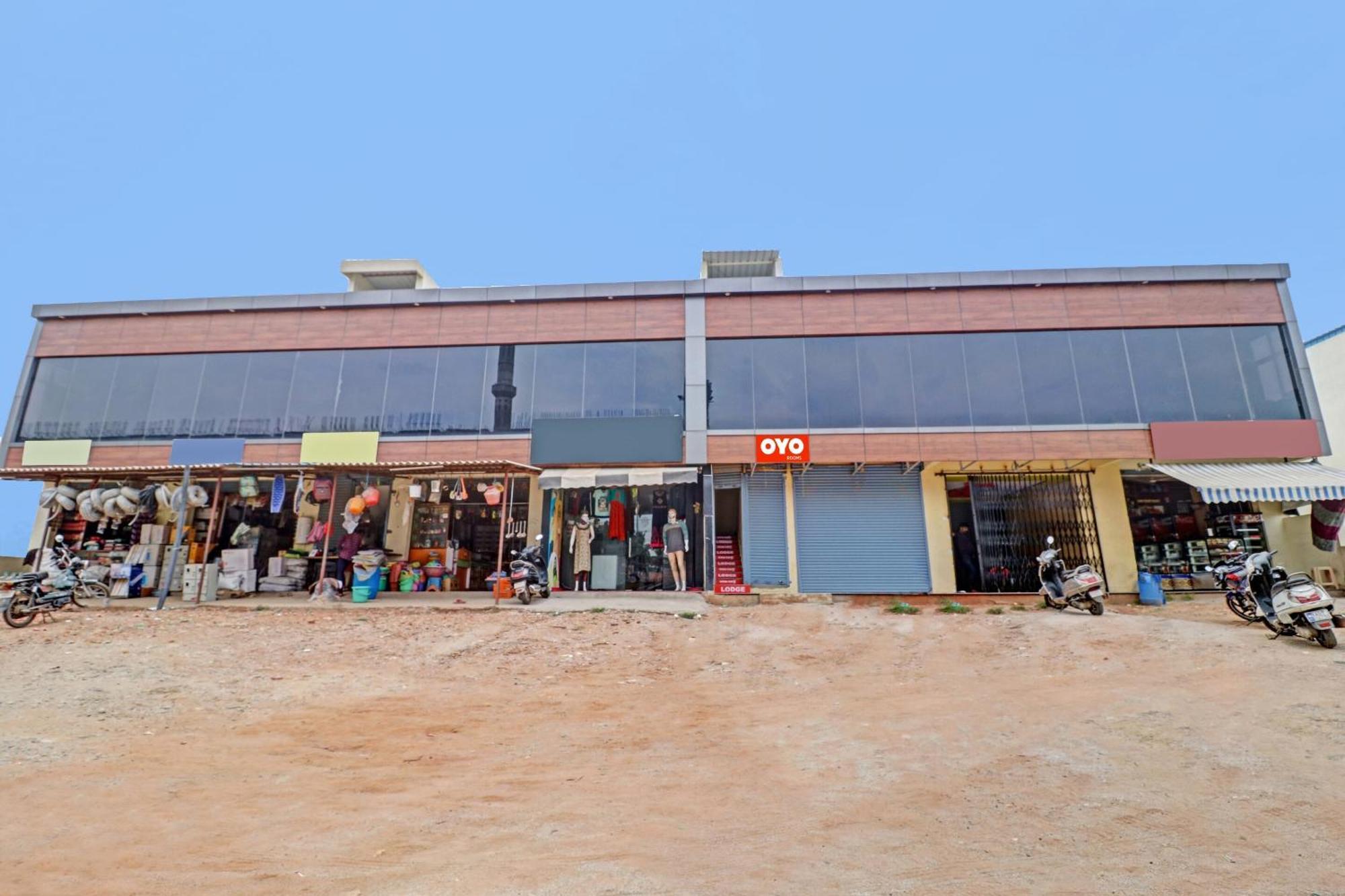 Hotel O Lakshmi Sri Deluxe Boarding & Lodgeing Kumbalgod Exterior photo